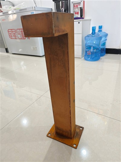 উচ্চ-উজ্জ্বলতা কর্টেন স্টিল ল্যাম্প পোস্ট, অত্যন্ত শক্তি-দক্ষ এবং দীর্ঘস্থায়ী আলোকসজ্জা সরবরাহ করতে সক্ষম।